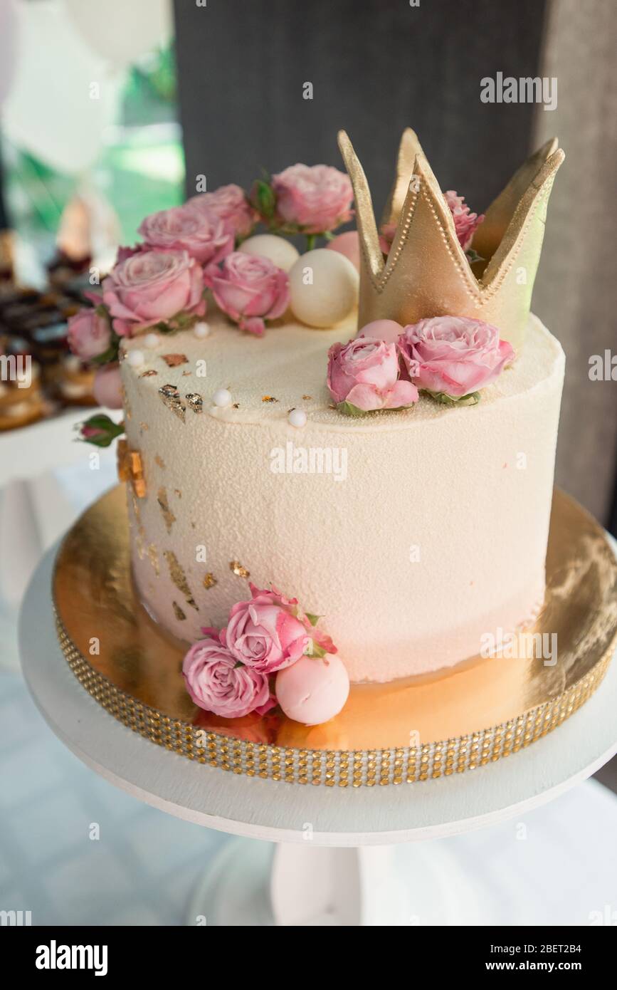 Gateau Special Anniversaire Avec Couronne Sur Un Dessus Photo Stock Alamy Gateau Special Anniversaire Avec Couronne Sur Un Dessus Photo Stock Alamy