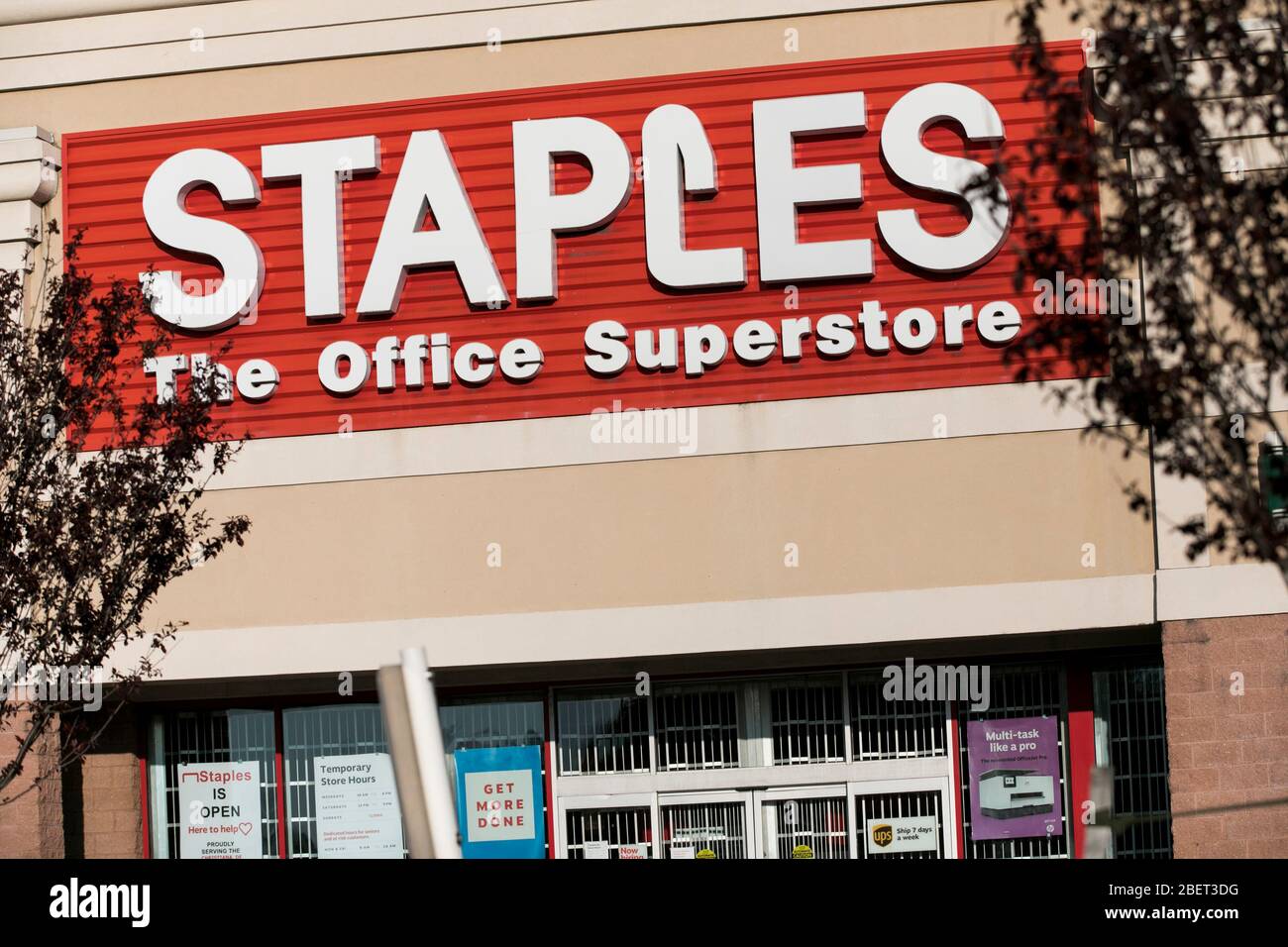 Un logo en dehors d'un magasin Staples à Newark, Delaware, le 11 avril 2020. Banque D'Images