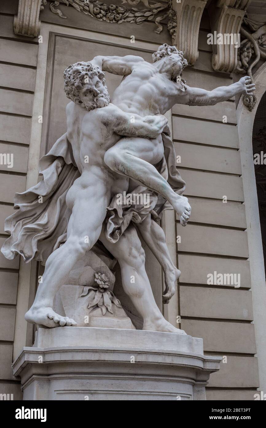 Statue d'Hercules Wrestling Antaeus, aile St Michael, Vienne Banque D'Images