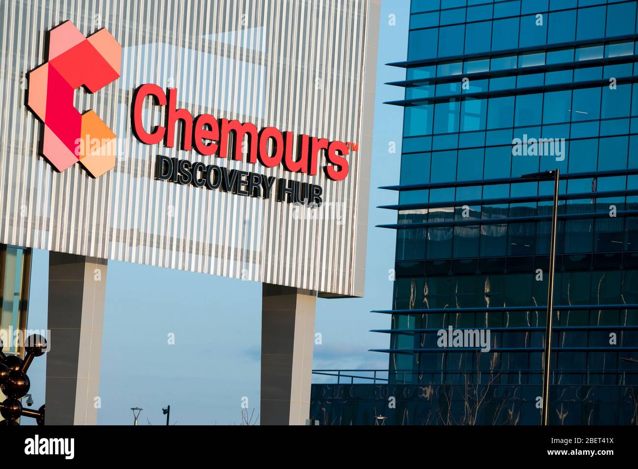 Un logo en dehors d'une installation occupée par la Chemours Company à Newark, Delaware le 11 avril 2020. Banque D'Images