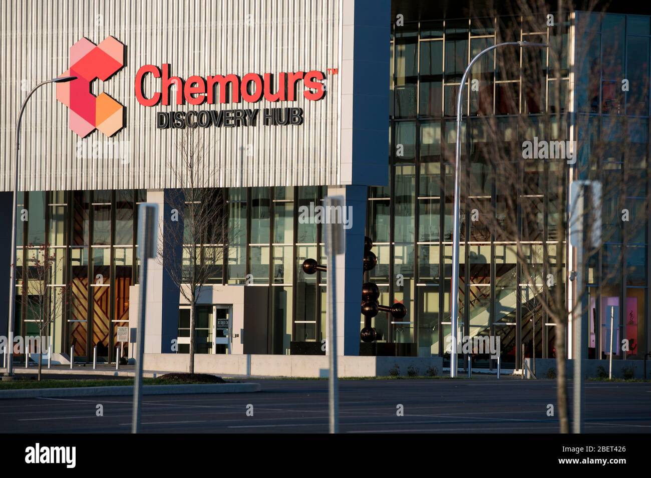 Un logo en dehors d'une installation occupée par la Chemours Company à Newark, Delaware le 11 avril 2020. Banque D'Images