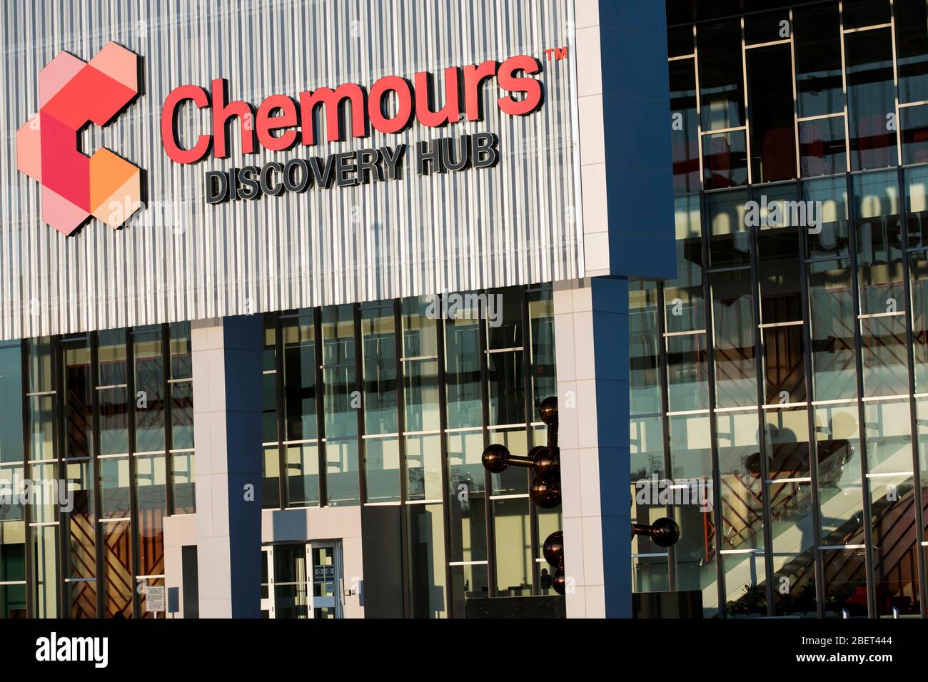 Un logo en dehors d'une installation occupée par la Chemours Company à Newark, Delaware le 11 avril 2020. Banque D'Images