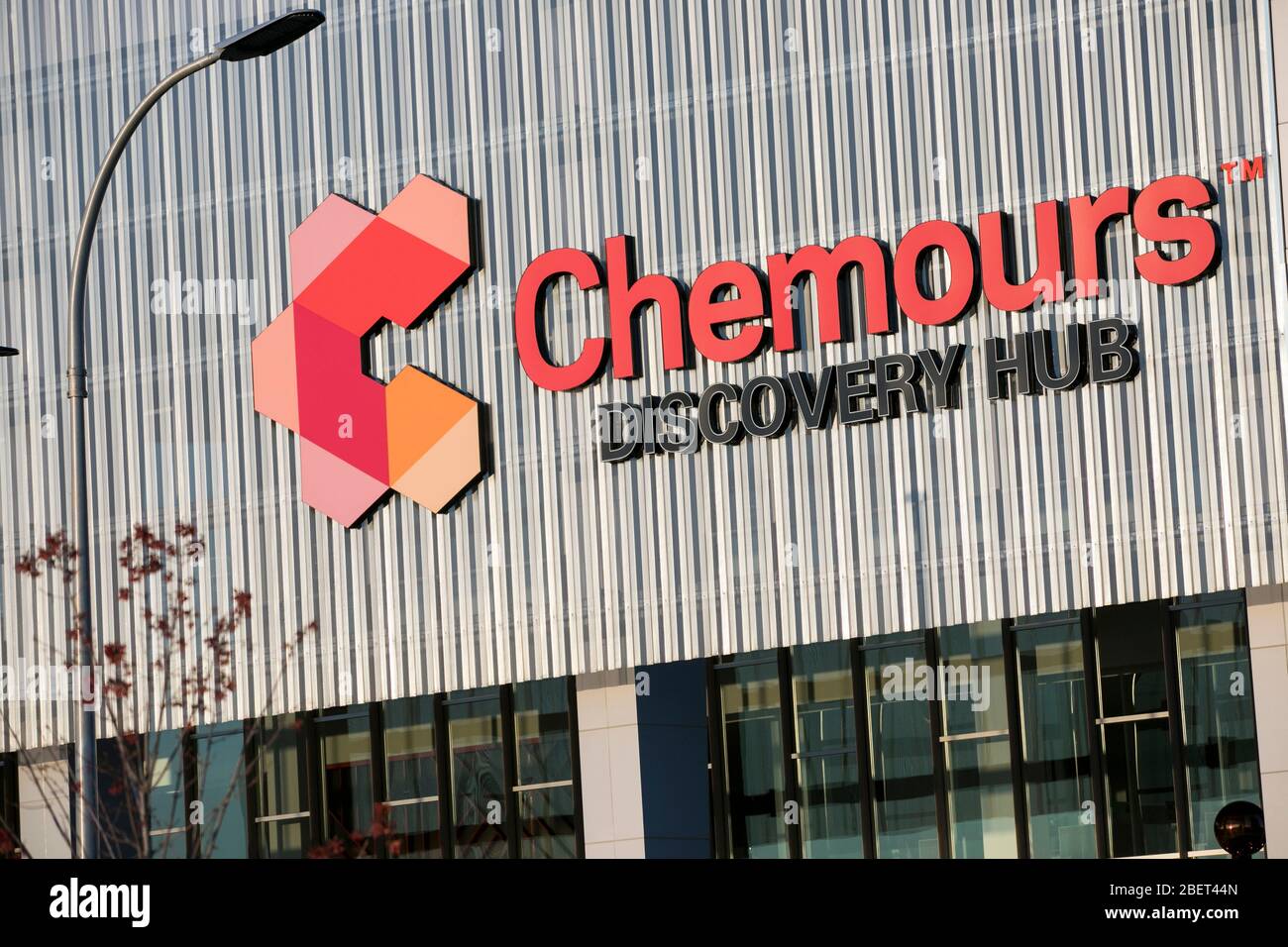 Un logo en dehors d'une installation occupée par la Chemours Company à Newark, Delaware le 11 avril 2020. Banque D'Images