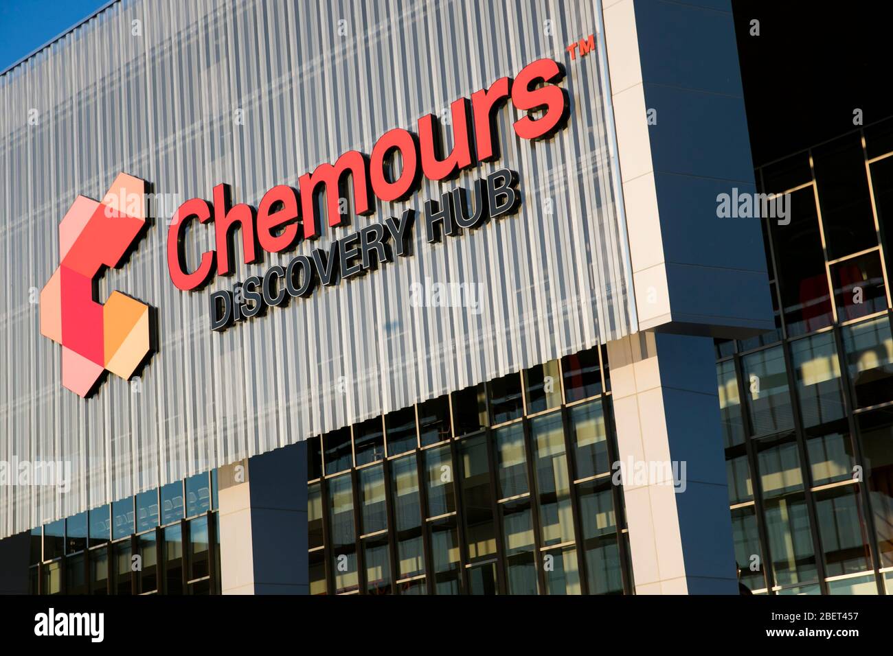 Un logo en dehors d'une installation occupée par la Chemours Company à Newark, Delaware le 11 avril 2020. Banque D'Images