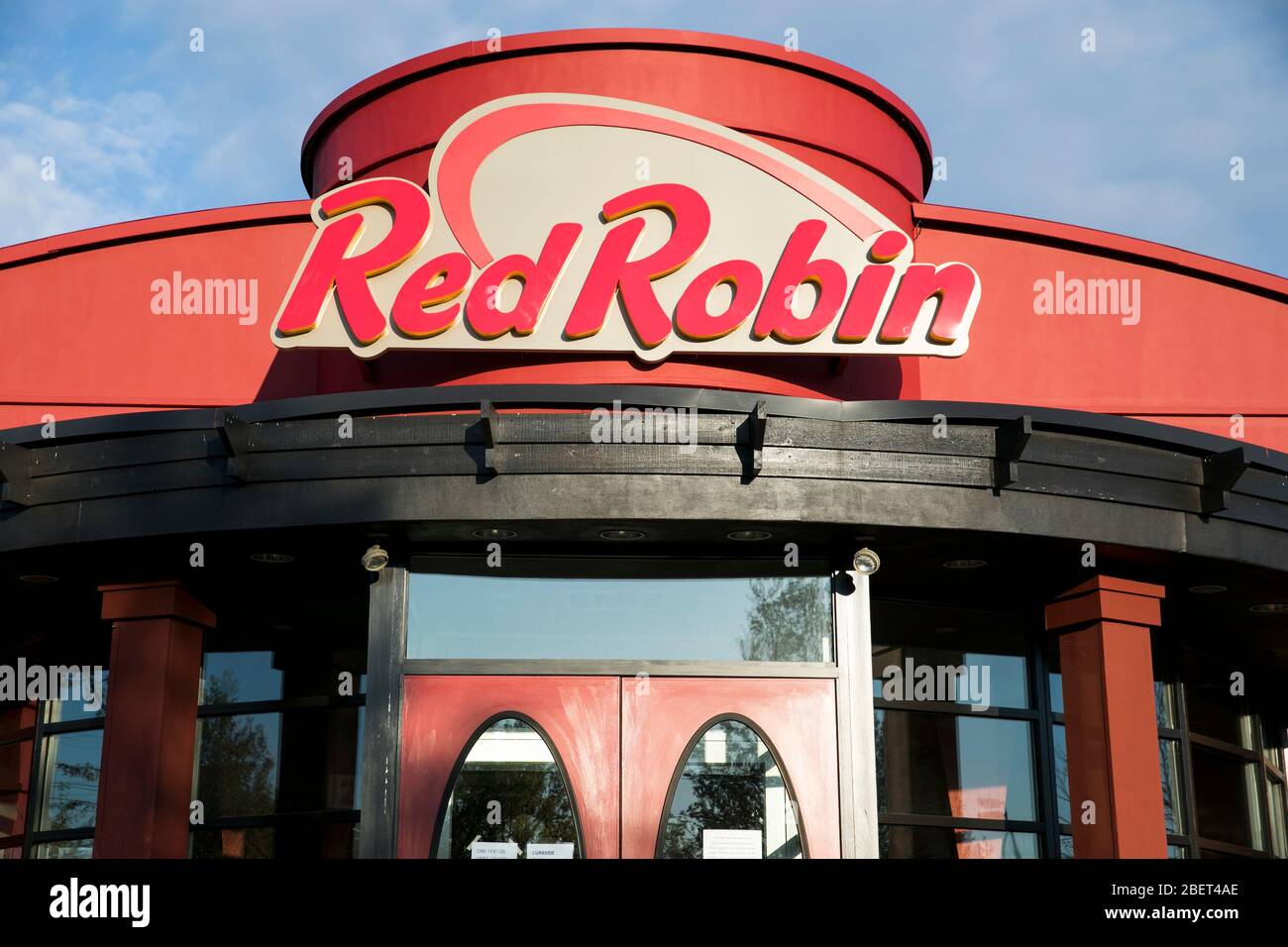 Un logo en dehors d'un restaurant Red Robin Gourmet Burgers et Brews situé à Newark, Delaware le 11 avril 2020. Banque D'Images