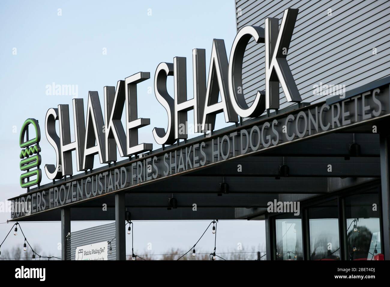 Un logo en dehors d'un restaurant Shake Shack situé à Newark, Delaware le  11 avril 2020 Photo Stock - Alamy