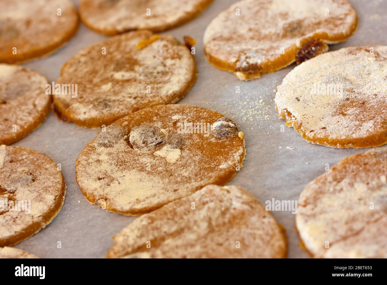 Pâte maison farine de pois chikpea sans gluten cookies sur la plaque de cuisson prête pour le four pour la cuisson. Tartes maison. Banque D'Images