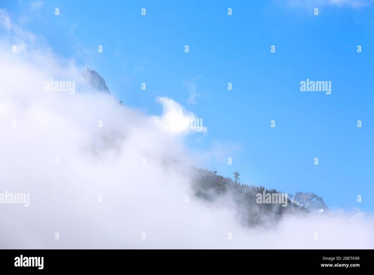 Pic de l'Aiguille du Midi entre les nuages, la montagne dans le massif du Mont Blanc dans les Alpes, Chamonix, France Banque D'Images