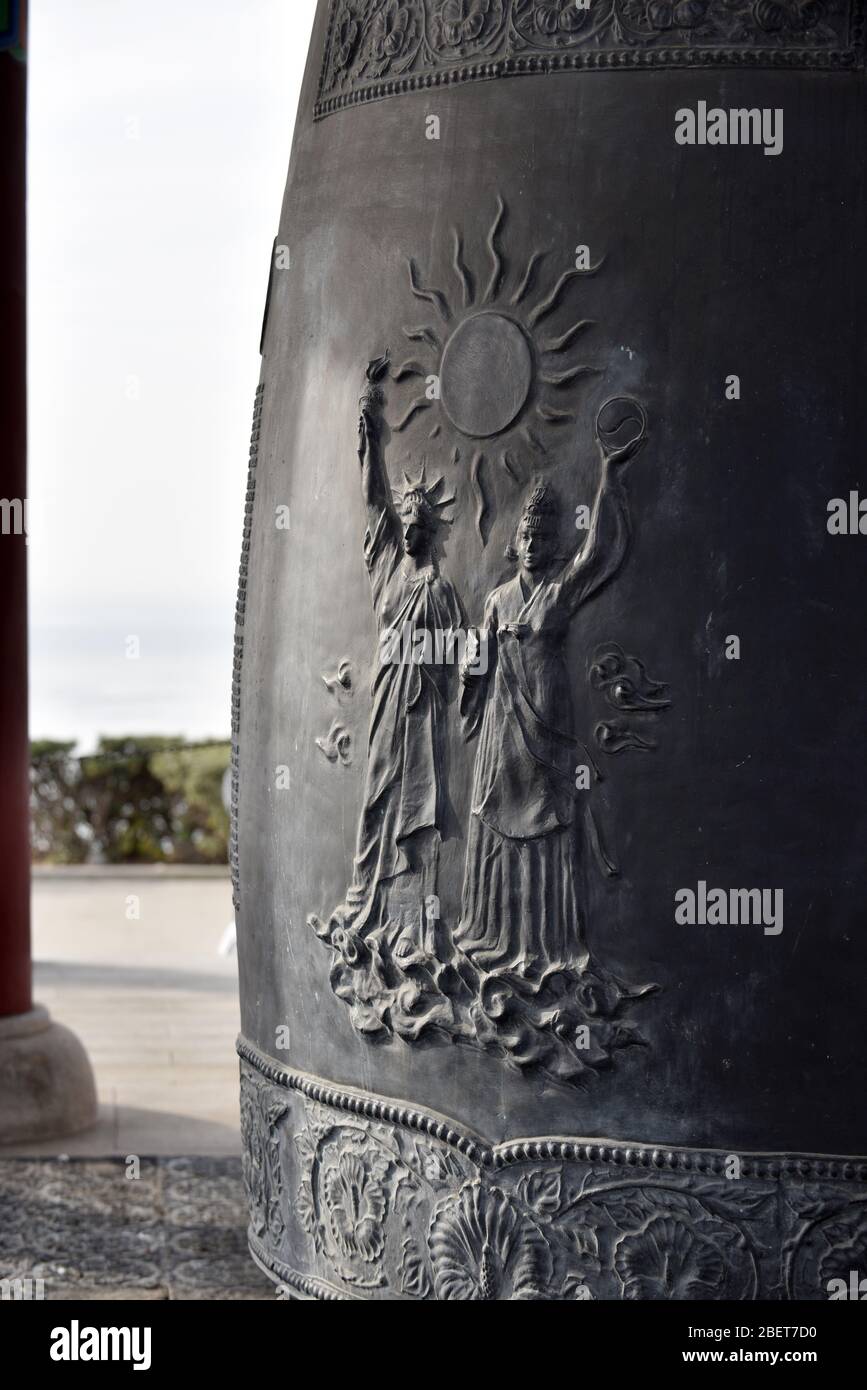 San Pedro California, 25 décembre 2017 : détail d'art complexe sur la cloche coréenne de l'amitié. Ce pavillon et ce pavillon massifs et décorés avec une grande complexité Banque D'Images