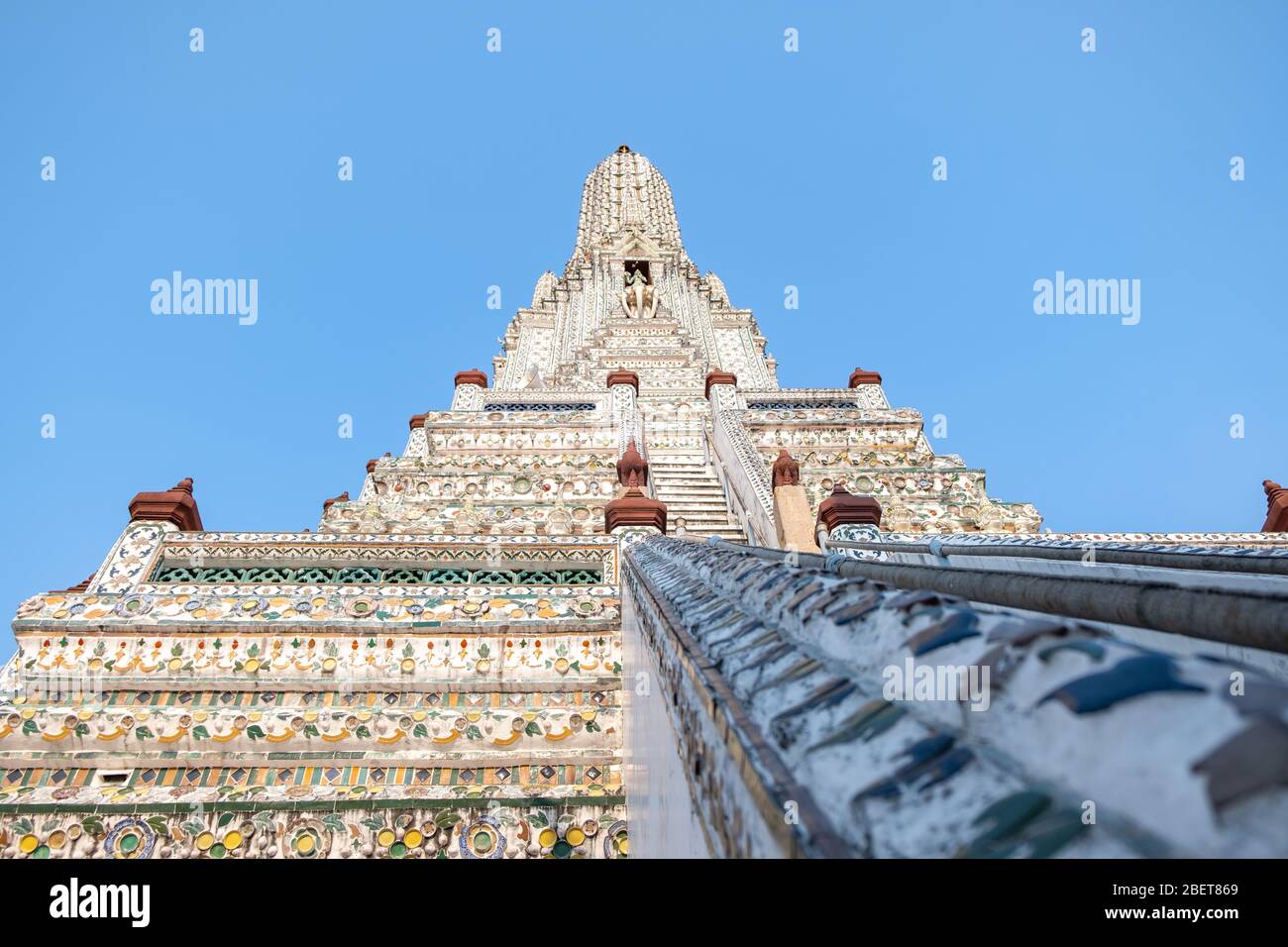 Temple Wat Arun dans un ciel bleu. Wat Arun est un temple bouddhiste à Bangkok, Thaïlande. Banque D'Images