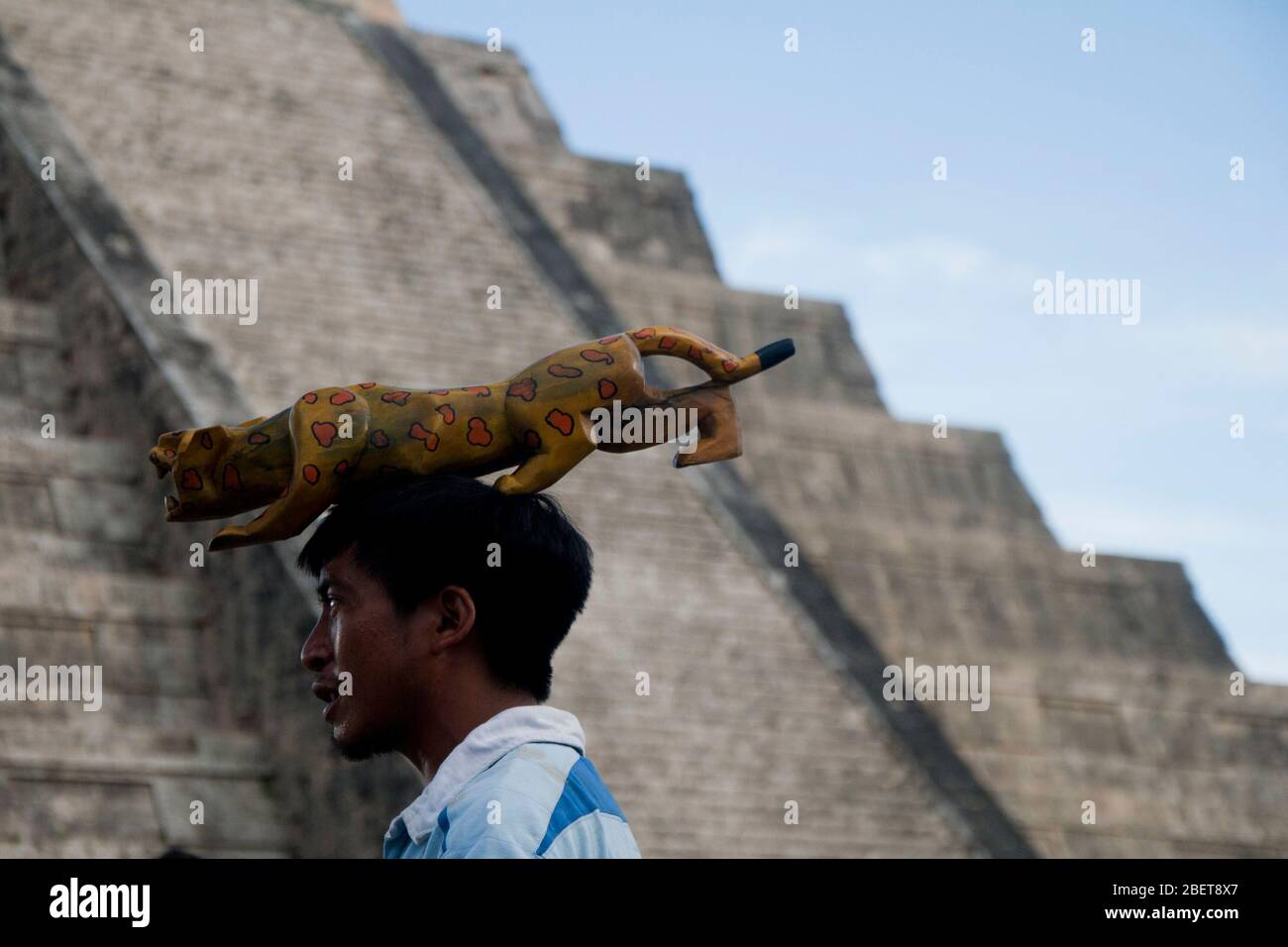 Chichén Itzá del la lengua maya: (Chichén) Boca del pozo; (Itzá) brujos de agua, es uno de los principaules sitios arqueológicos de la península de Yuc Banque D'Images