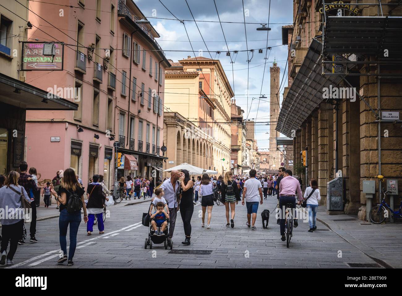 Via Ugo Bassi rue à Bologne, capitale et plus grande ville de la région Emilie Romagne dans le nord de l'Italie, vue avec la tour Asinelli Banque D'Images