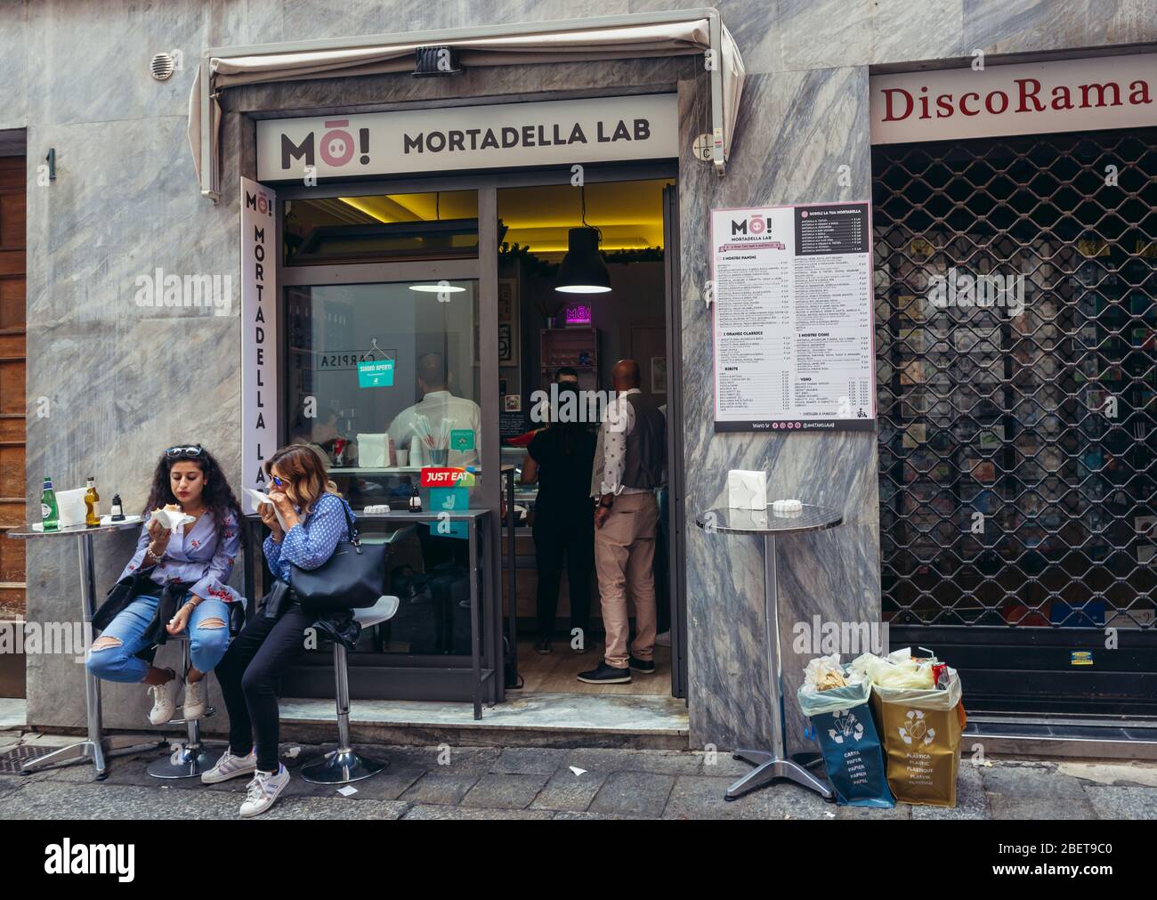 Le bar Mo Mortadella Lab de la via de Monari, à Bologne, capitale et plus grande ville de la