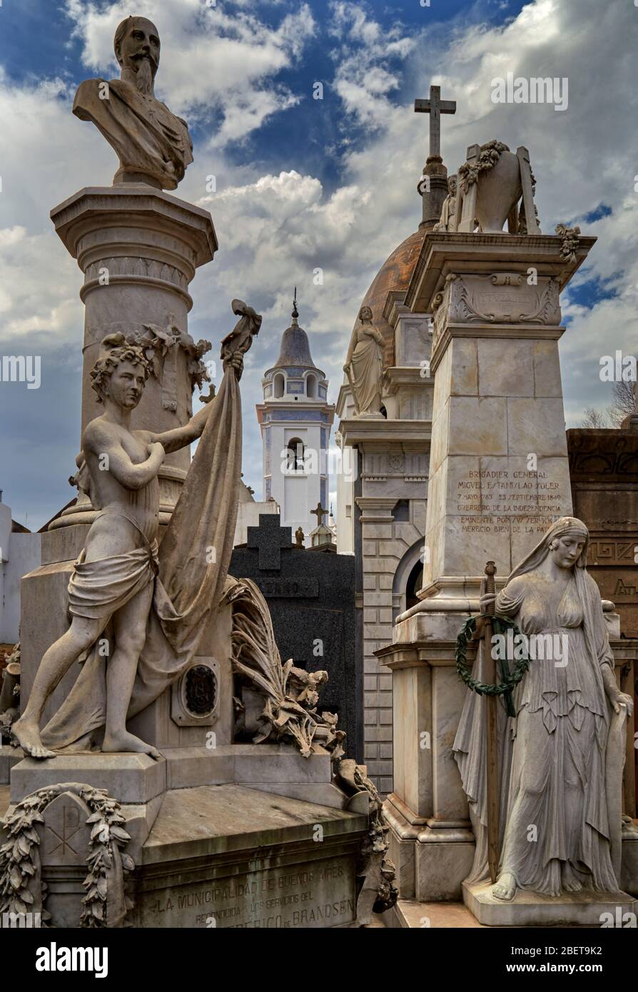 Sculpture de femme et d'enfant au tombeau du cimetière de Recoleta. Banque D'Images