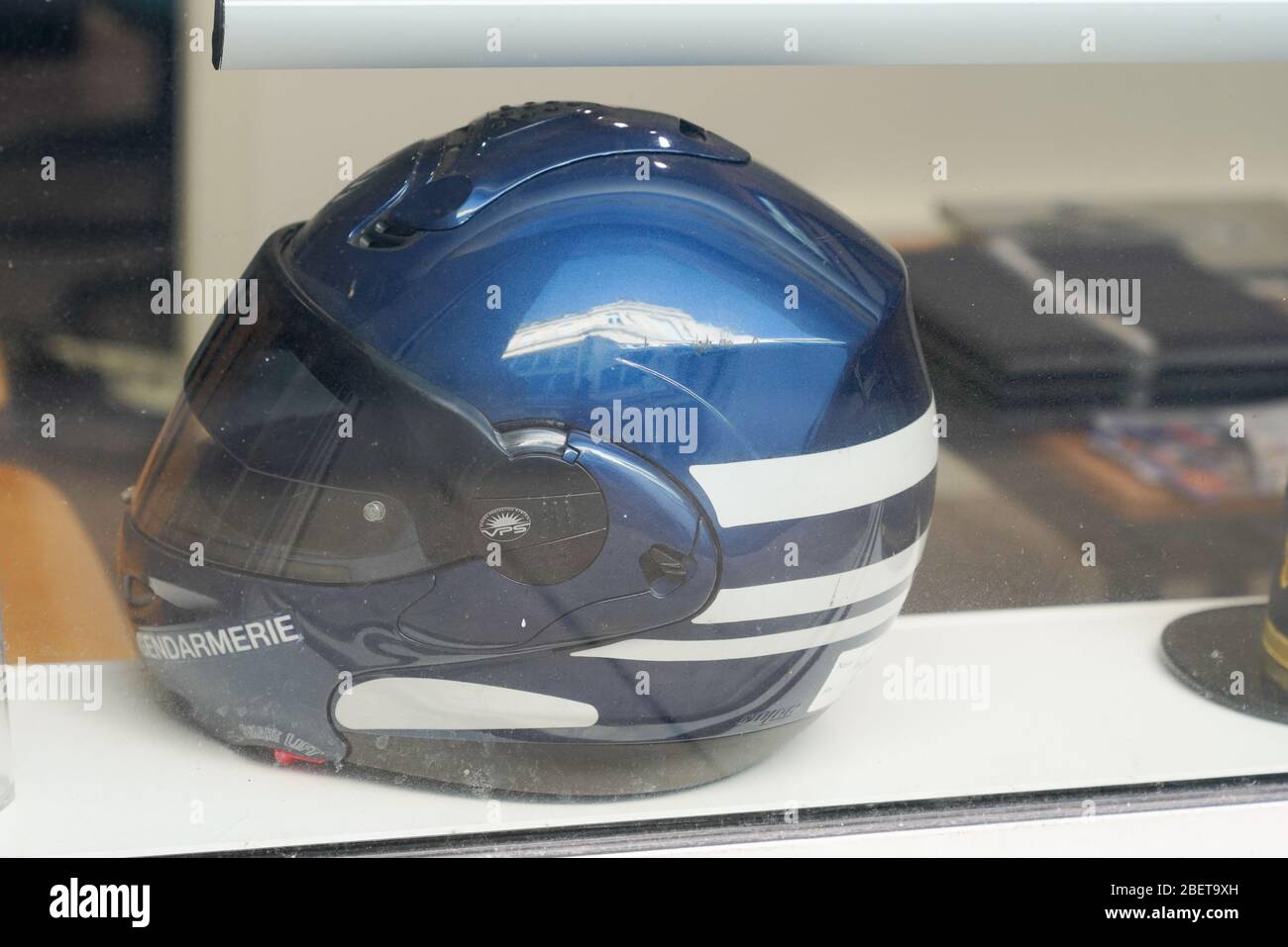 casque de gendarmerie française pour moto dans un bureau de recrutement de  fenêtres Photo Stock - Alamy