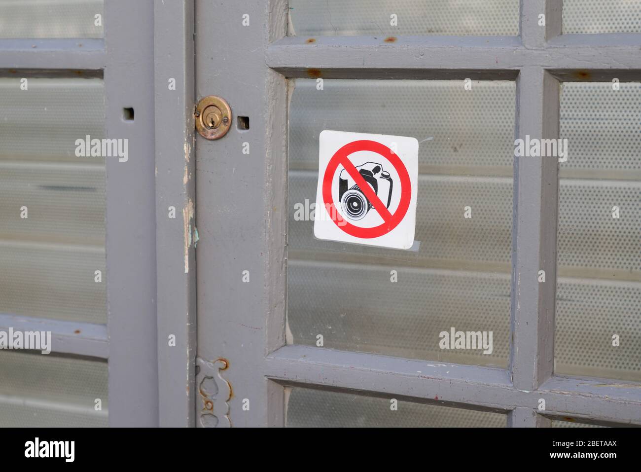 aucune photo ne doit être affichée sur la fenêtre de la boutique du magasin de la ville Banque D'Images