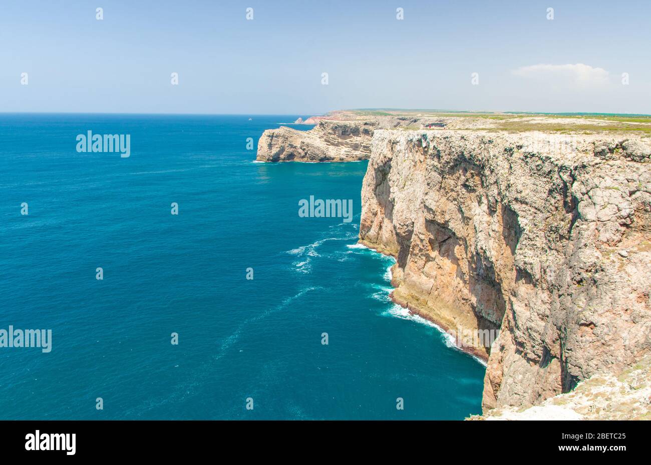 Portugal, Algarve, vue sur les célèbres falaises de Moher et l'océan Atlantique sauvage, côte portugaise près du Cap Saint Vincent sur un temps ensoleillé et clair Banque D'Images