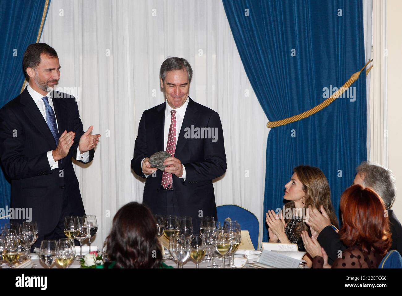 Le prince Felipe d'Espagne, Michael Ignatieff et la princesse Letizia d'Espagne assistent à la cérémonie du « Prix Francisco Cerecedo du journalisme » à l'hôtel Ritz à Banque D'Images