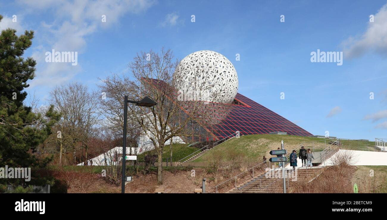 Poitiers, Nouvelle Aquitaine / France - 03-02-2019 : le parc d'attractions  Futuroscope est situé à Chasseneuil-du-Poitou près de Poitiers. Ce parc de  loisirs Photo Stock - Alamy