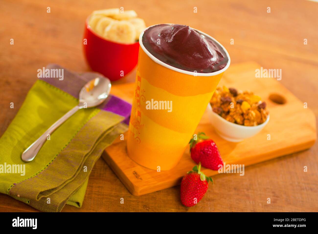 Acai brésilien traditionnel avec banane, avoine et fraise Banque D'Images