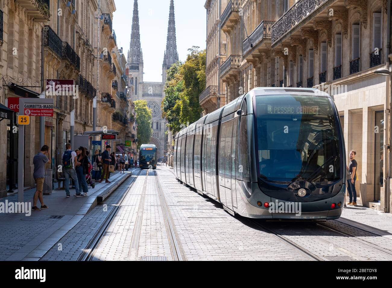 Bordeaux , Aquitaine / France - 11 19 2019 : tramway de ville moderne électrique dans les rues de Bordeaux France Banque D'Images