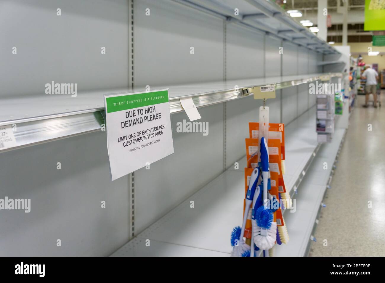 Atlanta, GA / USA - 04/02/20: Vide magasin d'épicerie étagères à Publix complètement hors du stock de tous les approvisionnements y compris papier de toilette, produits en papier, et chauve-souris Banque D'Images