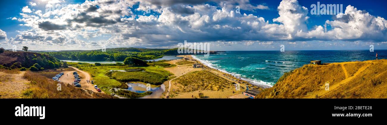 Vue panoramique sur l'incroyable plage de Veleka sur la côte sud de la mer Noire à Sinemoretz, Tsarevo, Bulgarie Banque D'Images