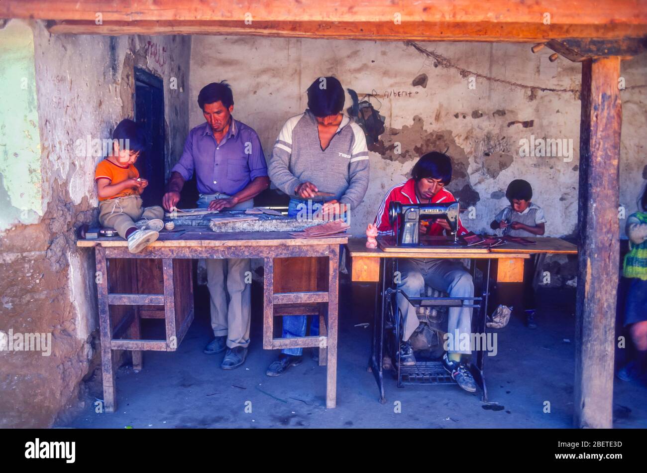 HUANCAYO, PÉROU - les membres de la famille travaillent à la maison atelier de cuir des portefeuilles. Banque D'Images