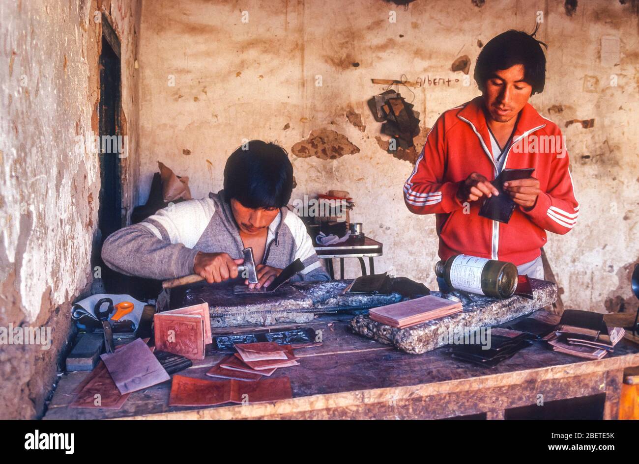 HUANCAYO, PÉROU - les membres de la famille travaillent à la maison atelier de cuir des portefeuilles. Banque D'Images