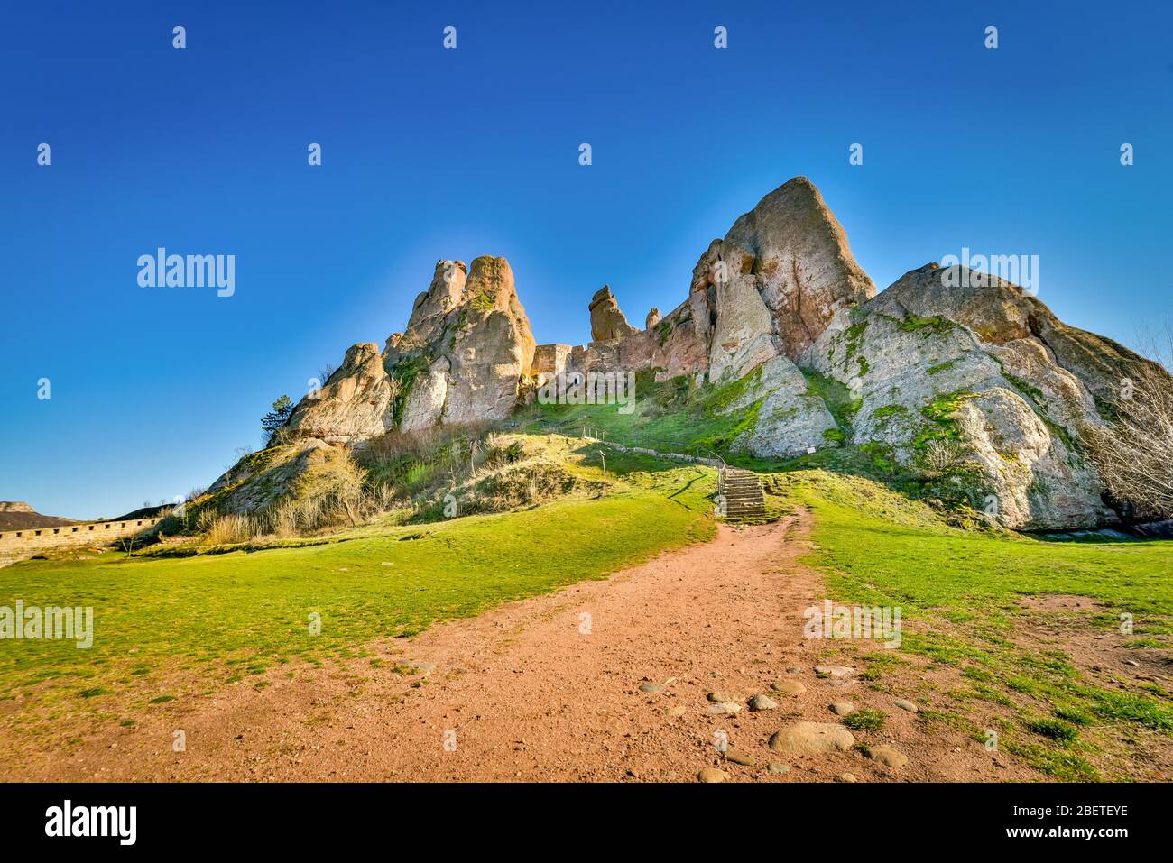 Vue panoramique sur l'incroyable château romain naturellement formé par des roches de grès dans la ville historique de Belogradchik, dans le nord-ouest de la Bulgarie Banque D'Images