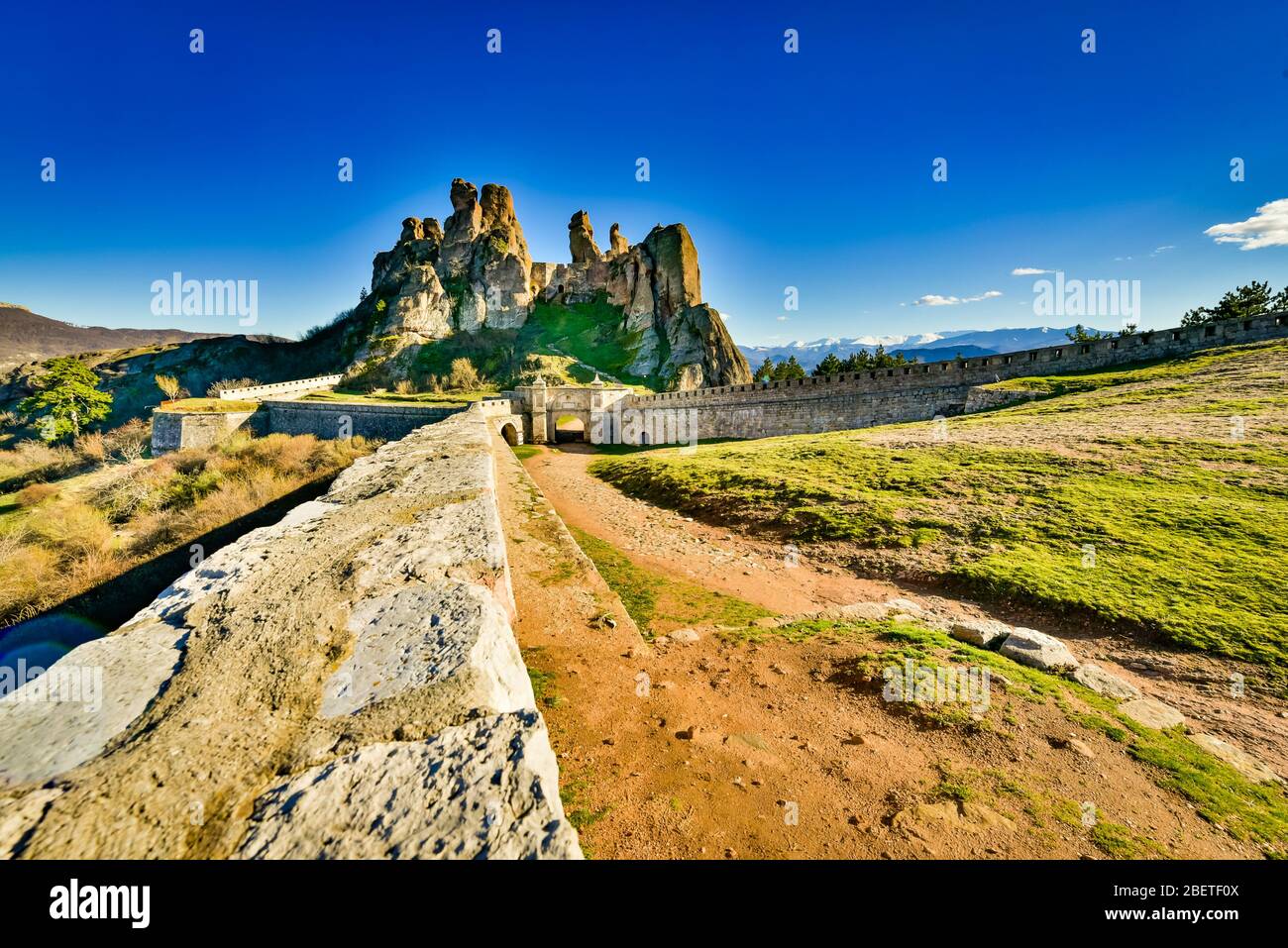 Vue panoramique sur la forteresse Epic de Belogradchik, dans les montagnes des Balkans, dans le nord-ouest de la Bulgarie; les bastions les mieux préservées de Bulgarie Banque D'Images