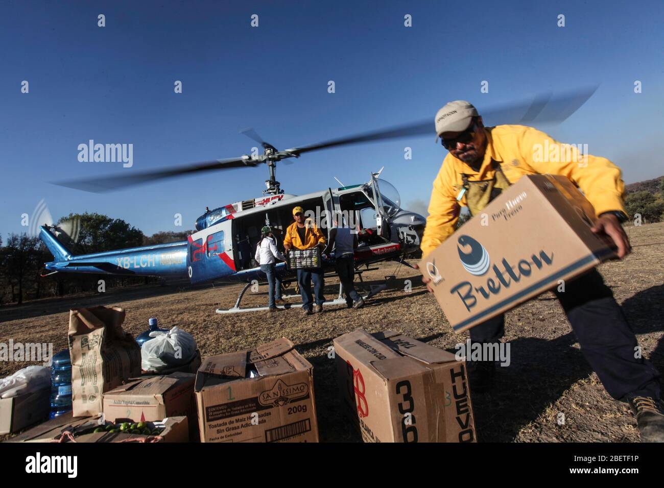 Hélicoptère utilisé par la Conafor, Commission nationale des forêts pour lutter contre les incendies de forêt dans la Sierra de Sonora, au Mexique. Juin 2014... (Photo: LuisGutierrez Banque D'Images