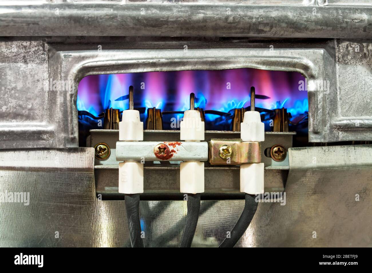 Le gaz brûle dans le chauffe-eau moderne sans boîtier de protection Banque D'Images