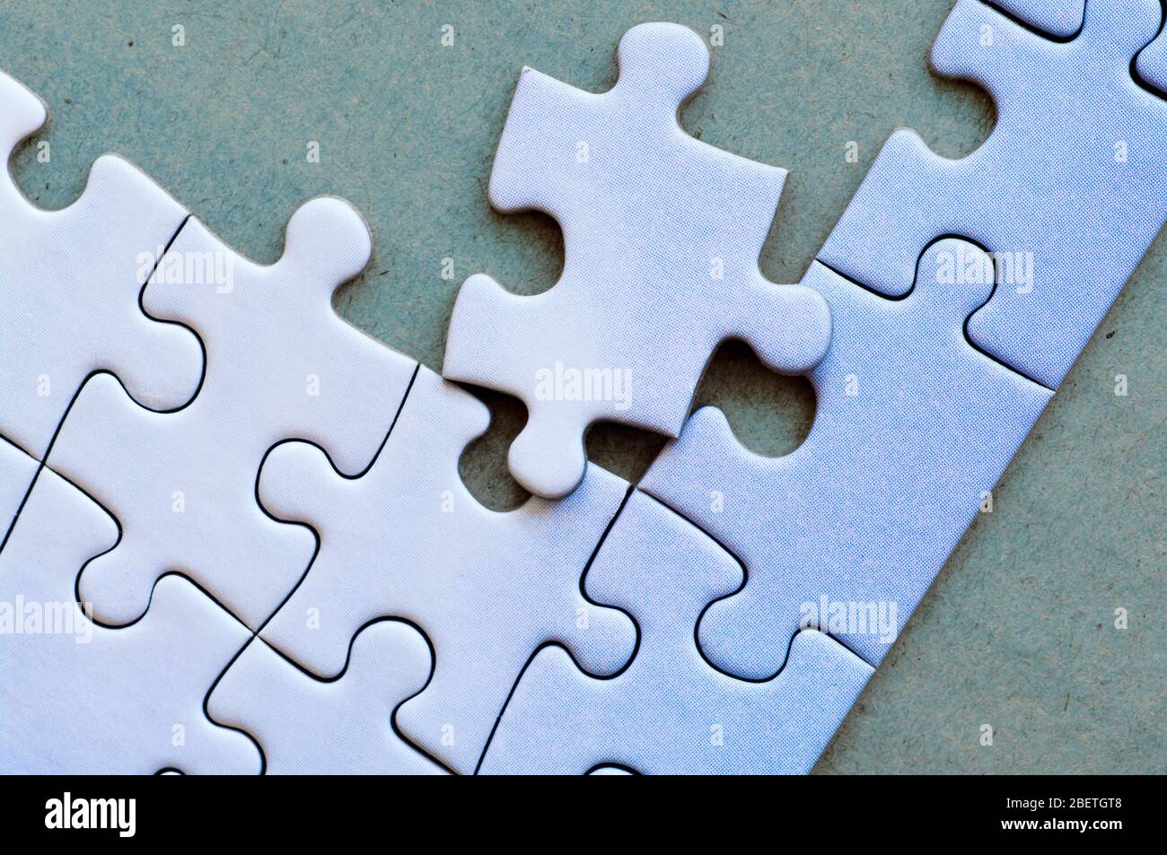 Pièces connectées d'un puzzle d'une couleur. Gros plan. Banque D'Images