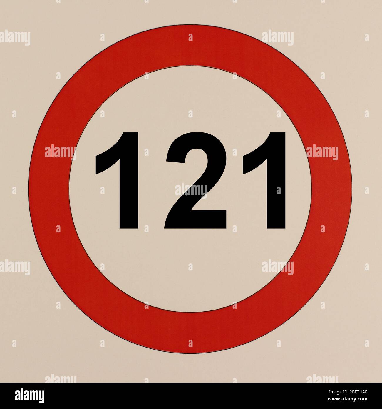 Illustration des Straßenverkehrszeichens 'maximum Geschwindigkeit 121 km pro Stunde' Banque D'Images
