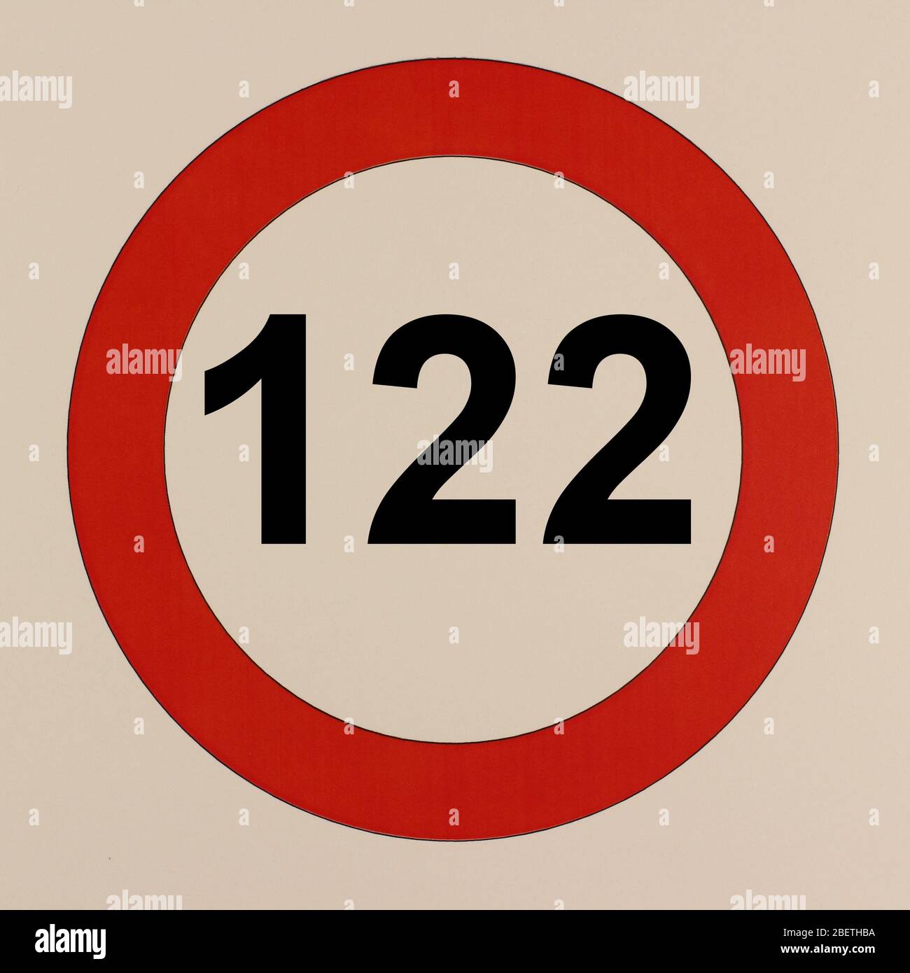 Illustration des Straßenverkehrszeichens 'maximum Geschwindigkeit 122 km pro Stunde' Banque D'Images