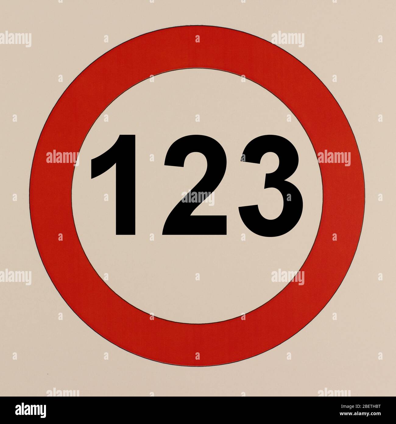 Illustration des Straßenverkehrszeichens 'maximum Geschwindigkeit 123 km pro Stunde' Banque D'Images