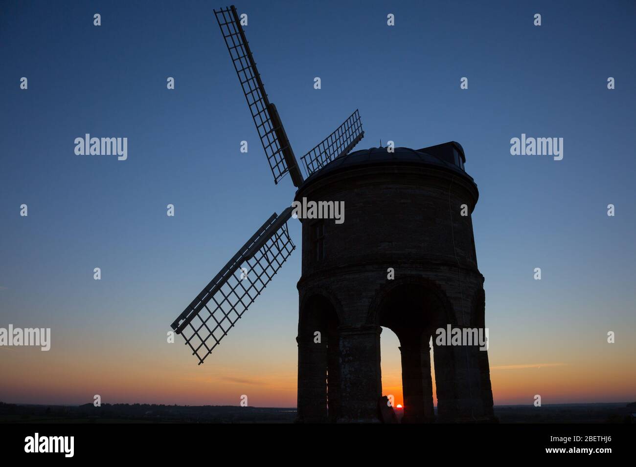 Chesterton, Warwickshire, Royaume-Uni. 15 avril 2020. Après une journée bien claire, le soleil se couche derrière le moulin à vent de Chesterton, un moulin à vent cylindrique en pierre de grade 1, situé près du spa Leamington. Crédit: Peter Lopeman/Alay Live News Banque D'Images