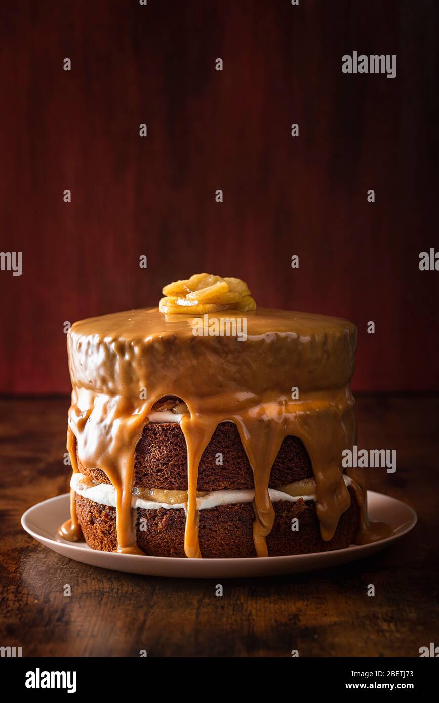 Delicieux Gateau Superpose Avec Pomme Yaourt Et Glacage Au Caramel Gateau D Anniversaire Festif Dessert Au Caramel Facile Maison Photo Stock Alamy
