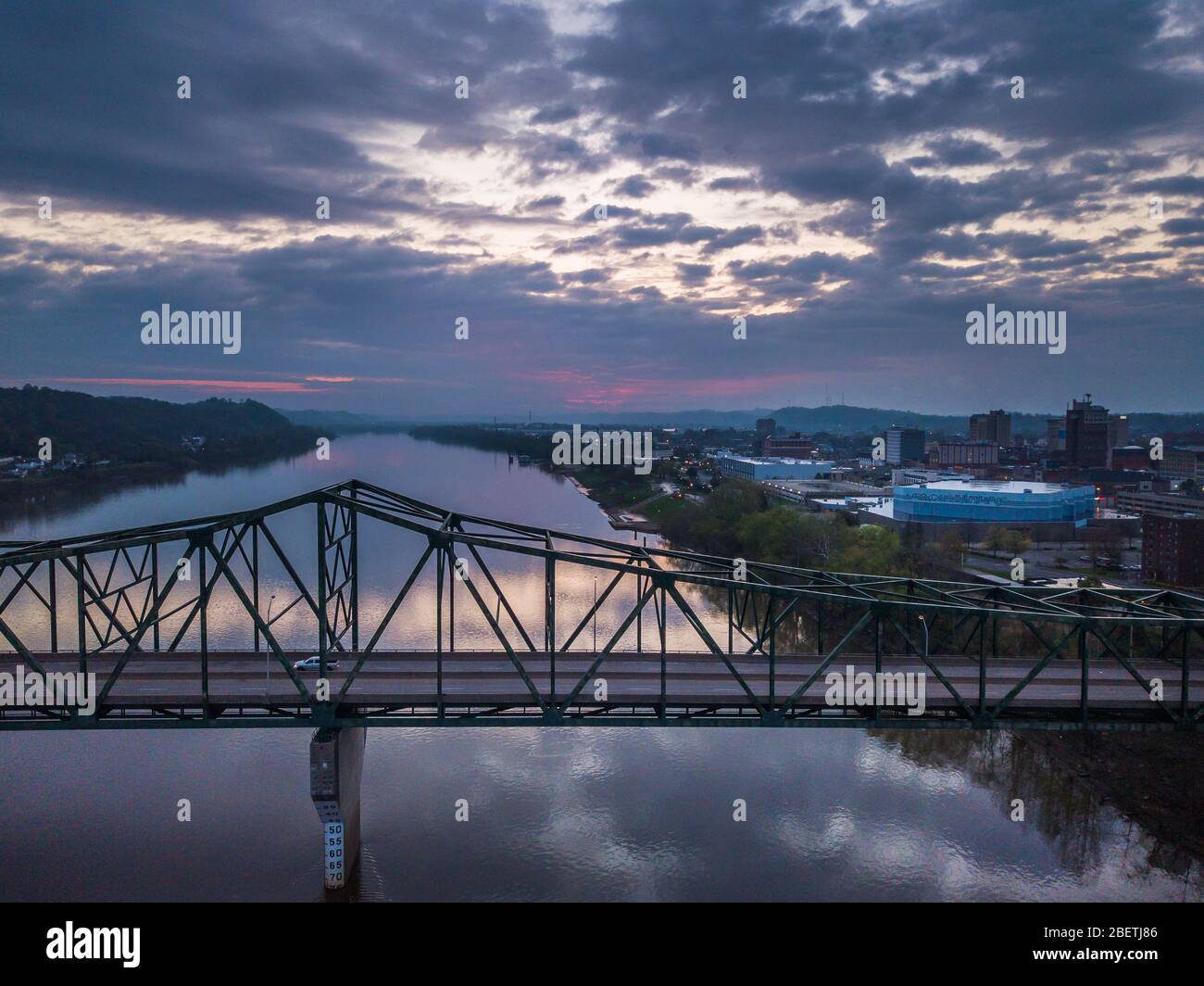 Le crépuscule du matin se reflète sur la rivière Ohio au-dessus de Huntington, en Virginie occidentale et le pont traversant Chesapeake, Ohio. Banque D'Images