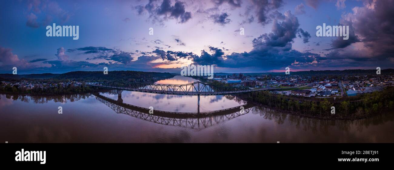 La lumière du matin traverse les nuages au-dessus du pont de la rivière Ohio qui traverse Chesapeake Ohio de Huntington, Virginie occidentale avec des parties des deux Banque D'Images