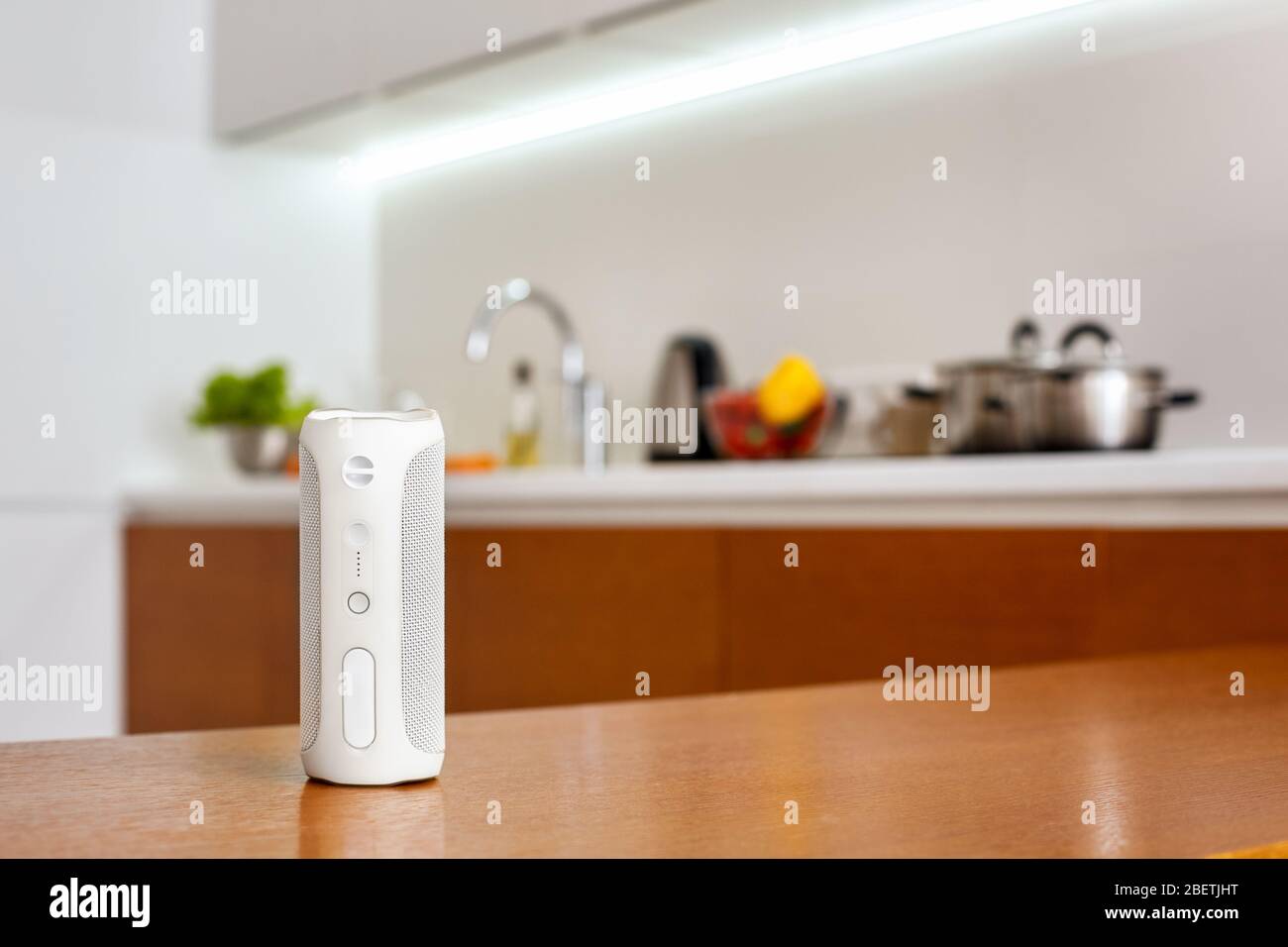 Innovation, enceinte sans fil intelligente sur la table à domicile, fond flou et gros plan Banque D'Images