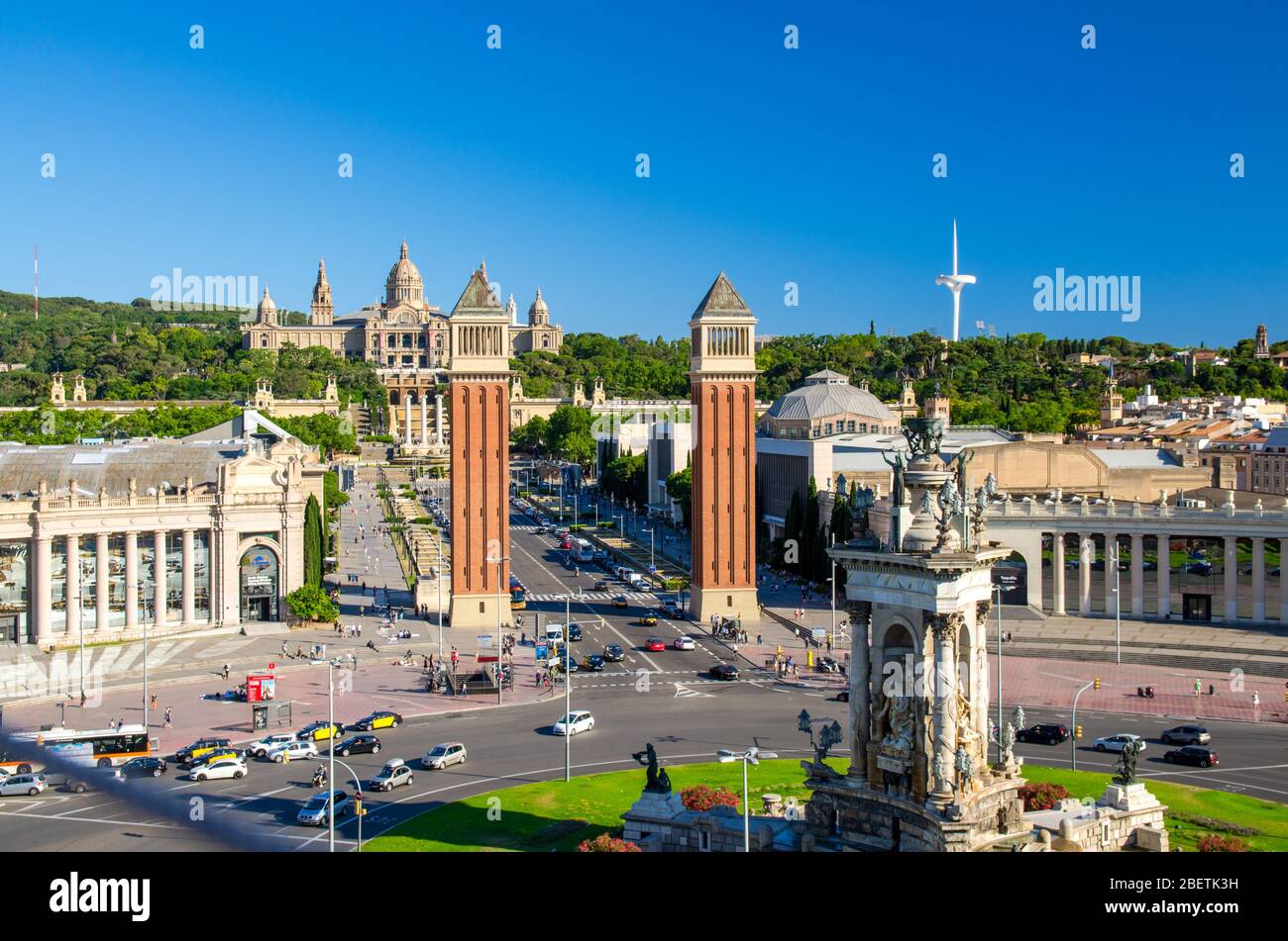 Vue aérienne sur la Plaza de Espanya , la place espagnole, vers les tours vénitiennes, la fontaine magique de Montjuic et le Musée national d'Art de Barce Banque D'Images