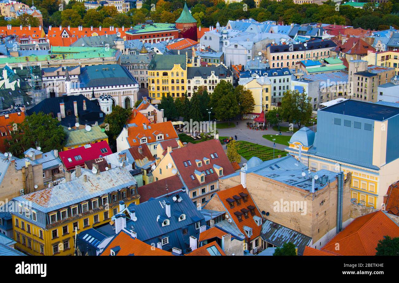 Vue sur la vieille ville de Riga Cityscape avec des bâtiments colorés de l'église Saint-Pierre, Riga, Lettonie Banque D'Images