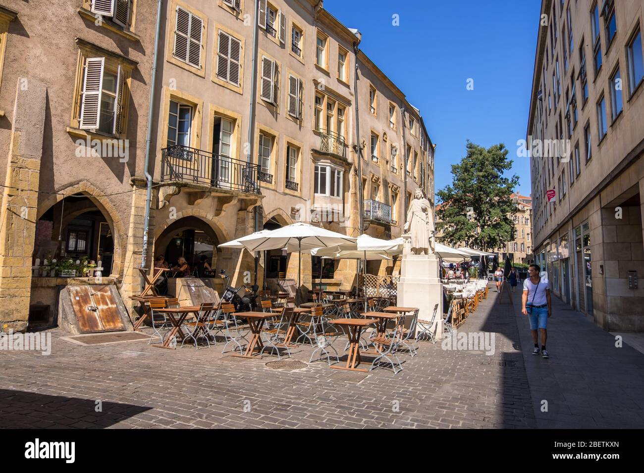 Metz, France - 31 août 2019 : la statue de Saint Louis sur la place Saint Louis à Metz, France Banque D'Images