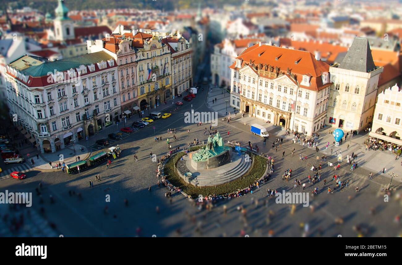 Vue sur la place de la Vieille Ville avec de vieux bâtiments dans le quartier des stare depuis la plate-forme de la vieille Hôtel de Ville (Staromestska Radnice), Prague, République tchèque Banque D'Images