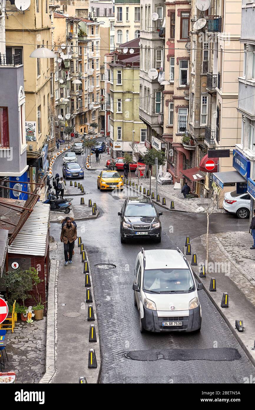 Istanbul, Turquie - 12 février 2020: Embouteillage dans une rue étroite du côté européen de la ville à l'heure de pointe du quartier de Beyoglu. Banque D'Images