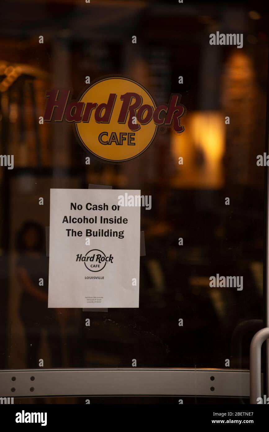 LOUISVILLE - 31 MARS 2020: Inscrivez-vous à la fenêtre d'un Hard Rock Cafe dans le centre-ville de Louisville, Kentucky annuant qu'il ne contient pas d'argent ou de whi d'alcool Banque D'Images