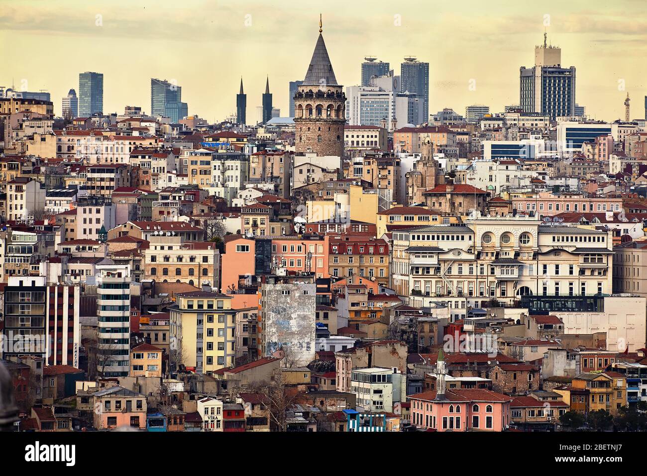 Istanbul, Turquie - 12 février 2020: Vue du pont d'observation de la Mosquée Suleymaniye vers le quartier Bereketzade de Beyoglu disic Banque D'Images