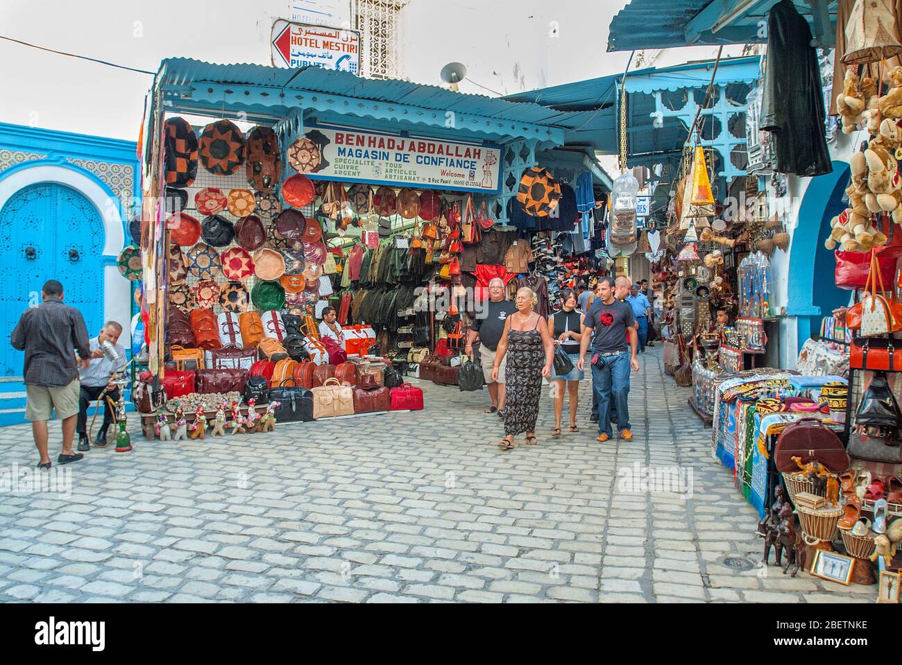 Shopping souvenir avec touristes, Souk, Médina, Sousse, Tunisie Banque D'Images